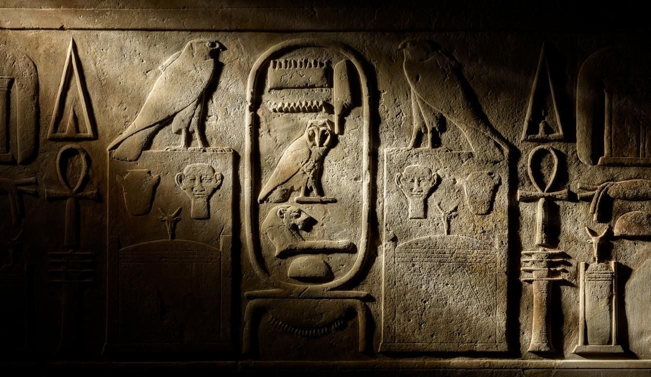 Bas-relief de hiéroglyphes égyptiens